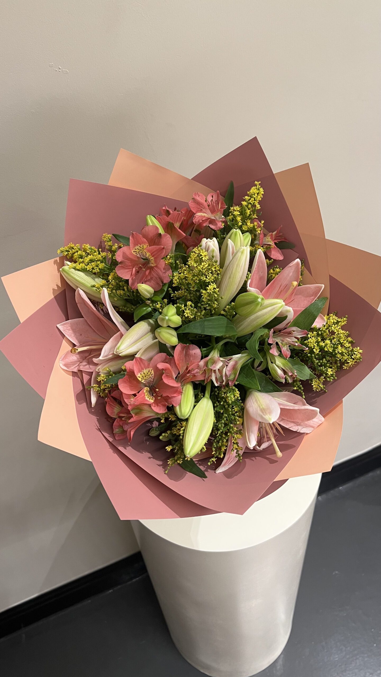 Code R023 باقة "إشراقة الزنبق