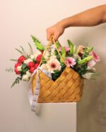 سلة الورود – تنسيق فاخر من الزهور الموسمية