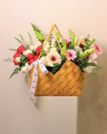 سلة الورود – تنسيق فاخر من الزهور الموسمية - 1