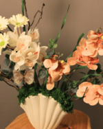 فازة صدفة الأناقة – بتنسيق ورود صناعية وفراشات أنيقة - 1