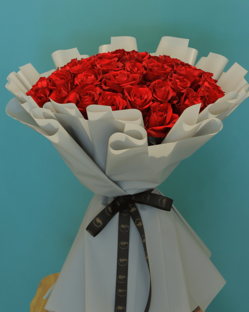 70360712-0165-4420-826e-ca60b3ec953c-800x1000-LAGBFnHXXx31nF1Q8LCReIuYNBJk9JCabLBh06Ar بوكيه 40 وردة جوري أحمر – تغليف سلفر أنيق - image 1