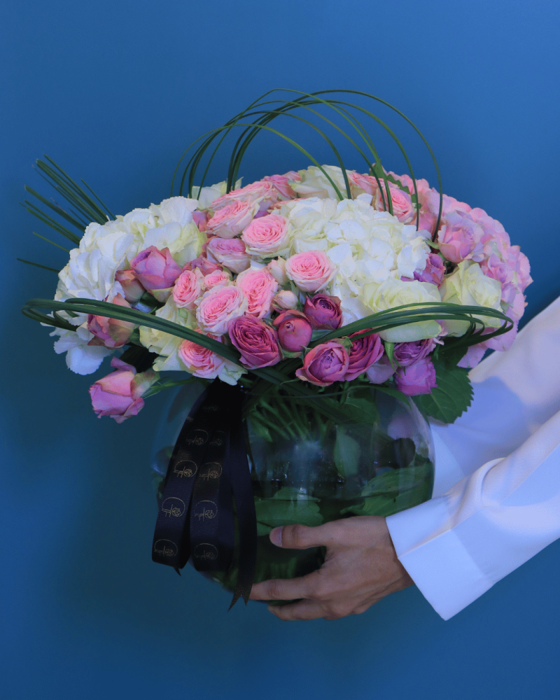 74feeef9-79de-4c50-bdfa-ebcb0950b020-800x1000-bHXHP1YGSTLOebcDnbnPK3Ahm1S53oP0AqNX6hxz فازة لطافه– أناقة الورود الوردية والبيضاء