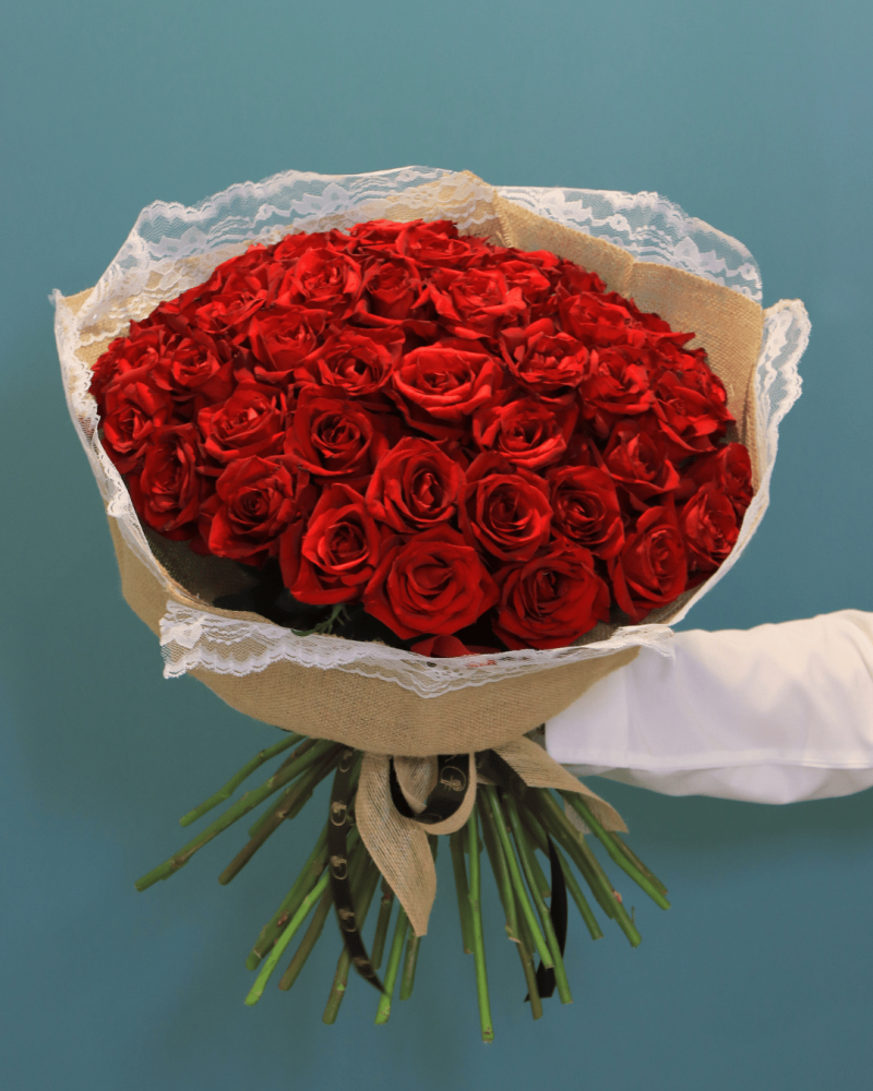 985b258c-2446-425e-a6f4-4907fcb79576-800x1000-6V1dqLek28OeS5XoGWARkXL6DwvqD7TwvY5yfR8Z بوكيه حُب كلاسيك 50 ورده – ورد جوري أحمر فاخر - image 1