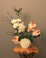 فازة صدفة الأناقة – بتنسيق ورود صناعية وفراشات أنيقة